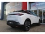 Peugeot 3008 1.2 Hybrid 145PK GT | ELEKTRISCH BEDIENBARE ACHTERKLEP | NAVIGATIE | DRAADLOZE APPLE CARPLAY/ANDROID AUTO | SFEER VERLICHTING | ACHTERUITRIJ CAMERA | PARKEERSENSOREN VOOR EN ACHTER | FULL LED KOPLAMPEN | KEYLESS ENTRY/START | ADAPTIVE CRUISE CONTROL | STOEL/STUUR VERWARMING | LICHTMETALEN VELGEN 19" | DAB+ RADIO |