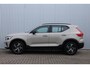 Volvo XC40 B4 Plus Dark | Verwarmbare Voorstoelen en Stuurwiel | Semi-Elektrische Trekhaak | Verwarmbare Voorruit | Premium Audio by Harman Kardon | Adaptieve Cruise Control | Park Assist