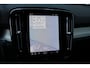 Volvo XC40 B4 Plus Dark | Verwarmbare Voorstoelen en Stuurwiel | Semi-Elektrische Trekhaak | Verwarmbare Voorruit | Premium Audio by Harman Kardon | Adaptieve Cruise Control | Park Assist