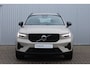 Volvo XC40 B4 Plus Dark | Verwarmbare Voorstoelen en Stuurwiel | Semi-Elektrische Trekhaak | Verwarmbare Voorruit | Premium Audio by Harman Kardon | Adaptieve Cruise Control | Park Assist