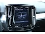 Volvo XC40 B4 Plus Dark | Verwarmbare Voorstoelen en Stuurwiel | Semi-Elektrische Trekhaak | Verwarmbare Voorruit | Premium Audio by Harman Kardon | Adaptieve Cruise Control | Park Assist