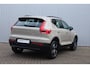Volvo XC40 B4 Plus Dark | Verwarmbare Voorstoelen en Stuurwiel | Semi-Elektrische Trekhaak | Verwarmbare Voorruit | Premium Audio by Harman Kardon | Adaptieve Cruise Control | Park Assist