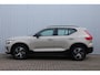 Volvo XC40 B4 Plus Dark | Verwarmbare Voorstoelen en Stuurwiel | Semi-Elektrische Trekhaak | Verwarmbare Voorruit | Premium Audio by Harman Kardon | Adaptieve Cruise Control | Park Assist
