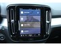 Volvo XC40 B4 Plus Dark | Verwarmbare Voorstoelen en Stuurwiel | Semi-Elektrische Trekhaak | Verwarmbare Voorruit | Premium Audio by Harman Kardon | Adaptieve Cruise Control | Park Assist