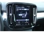 Volvo XC40 B4 Plus Dark | Verwarmbare Voorstoelen en Stuurwiel | Semi-Elektrische Trekhaak | Verwarmbare Voorruit | Premium Audio by Harman Kardon | Adaptieve Cruise Control | Park Assist