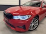 BMW 3-Serie Touring 330e High Exe 87DKM/PANO/LASER/TREKHAAK/HEAD-UP/H&K/ACC/360CAMERA/LEER-SPORT/18"/SHADOW-LINE/SOH 91,5%/MELBOURNE-RED METALLIC/NET OH BEURT GEHAD BIJ BMW DEALER