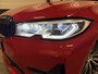 BMW 3-Serie Touring 330e High Exe 87DKM/PANO/LASER/TREKHAAK/HEAD-UP/H&K/ACC/360CAMERA/LEER-SPORT/18"/SHADOW-LINE/SOH 91,5%/MELBOURNE-RED METALLIC/NET OH BEURT GEHAD BIJ BMW DEALER