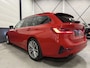 BMW 3-Serie Touring 330e High Exe 87DKM/PANO/LASER/TREKHAAK/HEAD-UP/H&K/ACC/360CAMERA/LEER-SPORT/18"/SHADOW-LINE/SOH 91,5%/MELBOURNE-RED METALLIC/NET OH BEURT GEHAD BIJ BMW DEALER
