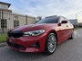 BMW 3-Serie Touring 330e High Exe 87DKM/PANO/LASER/TREKHAAK/HEAD-UP/H&K/ACC/360CAMERA/LEER-SPORT/18"/SHADOW-LINE/SOH 91,5%/MELBOURNE-RED METALLIC/NET OH BEURT GEHAD BIJ BMW DEALER