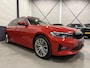 BMW 3-Serie Touring 330e High Exe 87DKM/PANO/LASER/TREKHAAK/HEAD-UP/H&K/ACC/360CAMERA/LEER-SPORT/18"/SHADOW-LINE/SOH 91,5%/MELBOURNE-RED METALLIC/NET OH BEURT GEHAD BIJ BMW DEALER