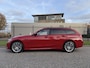 BMW 3-Serie Touring 330e High Exe 87DKM/PANO/LASER/TREKHAAK/HEAD-UP/H&K/ACC/360CAMERA/LEER-SPORT/18"/SHADOW-LINE/SOH 91,5%/MELBOURNE-RED METALLIC/NET OH BEURT GEHAD BIJ BMW DEALER