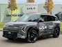 Kia EV3 GT-PlusLine 81.4 kWh | Direct leverbaar! | Rijdende demo | 563 km WLTP-actieradius | Elektrisch verstelbare voorstoelen incl. geheugenfunctie | 360 camera | Dodehoekcamera | Glazen schuif-/kanteldak | Harman/Kardon | Stoelverwarming- en ventilatie | Parkeersensoren voor- en achter | Draadloos Apple/Android Carplay
