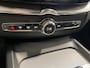 Volvo XC60 2.0 T5 AWD R-Design | Navigatie/Android/Apple Carplay | LM Velgen 19" | Voorstoelen Verwarmd | PDC Voor en Achter + Achteruitrijcamera |