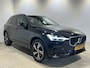 Volvo XC60 2.0 T5 AWD R-Design | Navigatie/Android/Apple Carplay | LM Velgen 19" | Voorstoelen Verwarmd | PDC Voor en Achter + Achteruitrijcamera |