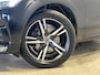 Volvo XC60 2.0 T5 AWD R-Design | Navigatie/Android/Apple Carplay | LM Velgen 19" | Voorstoelen Verwarmd | PDC Voor en Achter + Achteruitrijcamera |