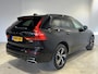 Volvo XC60 2.0 T5 AWD R-Design | Navigatie/Android/Apple Carplay | LM Velgen 19" | Voorstoelen Verwarmd | PDC Voor en Achter + Achteruitrijcamera |