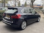 BMW 2-Serie Active Tourer 218i High Executive Edition | WORDT VERWACHT | PANORAMADAK | HEAD UP DISPLAY | STOELVERWARMING | LEDER | ELEKTRISCHE ACHTERKLEP |