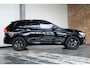 Volvo XC60 T6 Plug-in hybrid AWD Plus Black Edition | Actieve Luchtvering  | Premium audio by Harman Kardon  | 360 graden camera | Panoramadak met schuif-/kantelfunctie | Verwarmbare voorstoelen, achterbank en stuurwiel | 21 inch Lichtmetalen velgen |