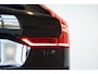 Volvo XC60 T6 Plug-in hybrid AWD Plus Black Edition | Actieve Luchtvering  | Premium audio by Harman Kardon  | 360 graden camera | Panoramadak met schuif-/kantelfunctie | Verwarmbare voorstoelen, achterbank en stuurwiel | 21 inch Lichtmetalen velgen |