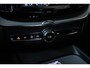 Volvo XC60 T6 Plug-in hybrid AWD Plus Black Edition | Actieve Luchtvering  | Premium audio by Harman Kardon  | 360 graden camera | Panoramadak met schuif-/kantelfunctie | Verwarmbare voorstoelen, achterbank en stuurwiel | 21 inch Lichtmetalen velgen |