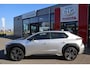 Toyota bZ4X 71KWH NIEUW VOORRAAD WARMTEPOMP 3-FASE 150 kW-LADEN 20" LM-VELGEN CAMERA KEYLESS CLOUD NAVI AD-CRUISE CLIMA APPLE/ANDROID
