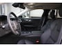 Volvo V60 T6 Automaat Plug-in hybrid AWD Essential Edition | Adaptieve Cruise Control | Stuurverwarming | Stoelverwarming | Verwarmbare Achterbank | Lederen Bekleding | Elektrische Lendensteunen | Automatisch Dimmende Spiegels | Getint Glas | 19 inch velgen