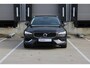 Volvo V60 T6 Automaat Plug-in hybrid AWD Essential Edition | Adaptieve Cruise Control | Stuurverwarming | Stoelverwarming | Verwarmbare Achterbank | Lederen Bekleding | Elektrische Lendensteunen | Automatisch Dimmende Spiegels | Getint Glas | 19 inch velgen