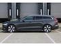 Volvo V60 T6 Automaat Plug-in hybrid AWD Essential Edition | Adaptieve Cruise Control | Stuurverwarming | Stoelverwarming | Verwarmbare Achterbank | Lederen Bekleding | Elektrische Lendensteunen | Automatisch Dimmende Spiegels | Getint Glas | 19 inch velgen