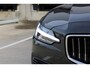Volvo V60 T6 Automaat Plug-in hybrid AWD Essential Edition | Adaptieve Cruise Control | Stuurverwarming | Stoelverwarming | Verwarmbare Achterbank | Lederen Bekleding | Elektrische Lendensteunen | Automatisch Dimmende Spiegels | Getint Glas | 19 inch velgen