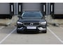 Volvo V60 T6 Automaat Plug-in hybrid AWD Essential Edition | Adaptieve Cruise Control | Stuurverwarming | Stoelverwarming | Verwarmbare Achterbank | Lederen Bekleding | Elektrische Lendensteunen | Automatisch Dimmende Spiegels | Getint Glas | 19 inch velgen