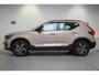 Volvo XC40 B4 Plus Dark Mild Hybrid 197pk | 2000 kg trekgewicht |Harman&Kardon Premium Audio | Elek.Verstelbare Voorstoelen| Memory Seats | Trekhaak | Google Maps | Verwarmbare Voorruit | Parkeer Camera Achter | Stoel & Stuurverwarming |
