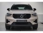 Volvo XC40 B4 Plus Dark Mild Hybrid 197pk | 2000 kg trekgewicht |Harman&Kardon Premium Audio | Elek.Verstelbare Voorstoelen| Memory Seats | Trekhaak | Google Maps | Verwarmbare Voorruit | Parkeer Camera Achter | Stoel & Stuurverwarming |