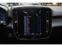 Volvo XC40 B4 Plus Dark Mild Hybrid 197pk | 2000 kg trekgewicht |Harman&Kardon Premium Audio | Elek.Verstelbare Voorstoelen| Memory Seats | Trekhaak | Google Maps | Verwarmbare Voorruit | Parkeer Camera Achter | Stoel & Stuurverwarming |