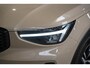 Volvo XC40 B4 Plus Dark Mild Hybrid 197pk | 2000 kg trekgewicht |Harman&Kardon Premium Audio | Elek.Verstelbare Voorstoelen| Memory Seats | Trekhaak | Google Maps | Verwarmbare Voorruit | Parkeer Camera Achter | Stoel & Stuurverwarming |