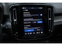 Volvo EX40 Single Motor Extended Range Ultra Black Ed. 82 kWh | Verwarmbare voorstoelen | Verwarmbaar stuurwiel | Premium audio by Harman Kardon | Panoramadak | Rondom zichtcamera | 20 inch Lichtmetalen velgen | Alarmklasse 3