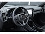 Volvo EX40 Single Motor Extended Range Ultra Black Ed. 82 kWh | Verwarmbare voorstoelen | Verwarmbaar stuurwiel | Premium audio by Harman Kardon | Panoramadak | Rondom zichtcamera | 20 inch Lichtmetalen velgen | Alarmklasse 3