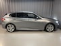 BMW 1-Serie 118i M Sport 17"/Sportstoelen/Sfeerverlichting/LED/Stoelverwarming/PDC v+a/Apple Carplay & Android Auto