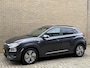 Hyundai Kona Electric EV Premium 64 kWh | 3 fase | 100% SOH | Leder | Navigatie | Adaptieve cruise | Lane assist | Camera | Apple CarPlay / Android Auto | Stoelverwarming voor+achter | Stoelkoeling | LED | DAB | Head up | Volledig onderhouden