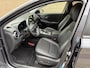 Hyundai Kona Electric EV Premium 64 kWh | 3 fase | 100% SOH | Leder | Navigatie | Adaptieve cruise | Lane assist | Camera | Apple CarPlay / Android Auto | Stoelverwarming voor+achter | Stoelkoeling | LED | DAB | Head up | Volledig onderhouden