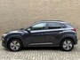 Hyundai Kona Electric EV Premium 64 kWh | 3 fase | 100% SOH | Leder | Navigatie | Adaptieve cruise | Lane assist | Camera | Apple CarPlay / Android Auto | Stoelverwarming voor+achter | Stoelkoeling | LED | DAB | Head up | Volledig onderhouden