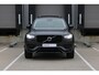 Volvo XC90 Plug-in hybrid AWD Ultra Dark | Luchtvering | Panoramadak met schuif-/kantelfunctie | Semi-Elektrische Trekhaak| Verwarmbare, Geventileerde en Masserende Voorstoelen | Premium audio by Bowers & Wilkins | 360º Camera | Gelamineerd en Getint Glas Achter|