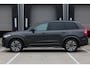 Volvo XC90 Plug-in hybrid AWD Ultra Dark | Verwarmde, Geventileerde en Masserende Voorstoelen | Luchtvering | Panoramisch Schuif-/Kanteldak | Semi-Elektrische Trekhaak | 360º Camera | Gelamineerd en Getint Glas Achter| Bowers & Wilkins |