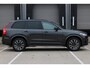Volvo XC90 Plug-in hybrid AWD Ultra Dark | Verwarmde, Geventileerde en Masserende Voorstoelen | Luchtvering | Panoramisch Schuif-/Kanteldak | Semi-Elektrische Trekhaak | 360º Camera | Gelamineerd en Getint Glas Achter| Bowers & Wilkins |
