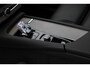Volvo XC90 Plug-in hybrid AWD Ultra Dark | Luchtvering | Panoramadak met schuif-/kantelfunctie | Semi-Elektrische Trekhaak| Verwarmbare, Geventileerde en Masserende Voorstoelen | Premium audio by Bowers & Wilkins | 360º Camera | Gelamineerd en Getint Glas Achter|