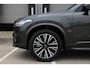 Volvo XC90 Plug-in hybrid AWD Ultra Dark | Verwarmde, Geventileerde en Masserende Voorstoelen | Luchtvering | Panoramisch Schuif-/Kanteldak | Semi-Elektrische Trekhaak | 360º Camera | Gelamineerd en Getint Glas Achter| Bowers & Wilkins |
