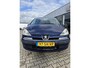 Peugeot 807 2.2 ST, 7 persoons, climatronic, cruisecontrol, trekhaak, electrische schuifdeuren, nieuwe APK, diverse krassen aan buitenkant, 1 extra stoel is erbij maar niet afgebeeld.