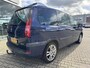 Peugeot 807 2.2 ST, 7 persoons, climatronic, cruisecontrol, trekhaak, electrische schuifdeuren, nieuwe APK, diverse krassen aan buitenkant, 1 extra stoel is erbij maar niet afgebeeld.