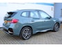 BMW X1 xDrive25e M-Sport | Incl. 12 maanden Garantie | Panorama dak | Achteruitrijcamera | Dodehoek detectie | Keyless entry/start | Elektrische kofferbak klep | Cruise controle | Apple CarPlay/Android Auto | Virtual Cockpit | Navigatie | Parkeersensoren V+A | 18 Inch LMV | Half Leder/Alcantara |