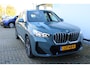 BMW X1 xDrive25e M-Sport | Incl. 12 maanden Garantie | Panorama dak | Achteruitrijcamera | Dodehoek detectie | Keyless entry/start | Elektrische kofferbak klep | Cruise controle | Apple CarPlay/Android Auto | Virtual Cockpit | Navigatie | Parkeersensoren V+A | 18 Inch LMV | Half Leder/Alcantara |