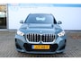 BMW X1 xDrive25e M-Sport | Incl. 12 maanden Garantie | Panorama dak | Achteruitrijcamera | Dodehoek detectie | Keyless entry/start | Elektrische kofferbak klep | Cruise controle | Apple CarPlay/Android Auto | Virtual Cockpit | Navigatie | Parkeersensoren V+A | 18 Inch LMV | Half Leder/Alcantara |